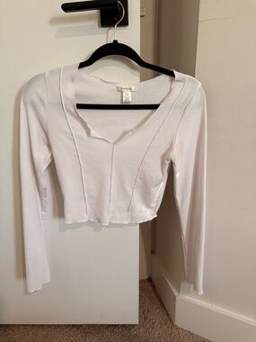 Bozzolo White Ribbed V-Notch Long Sleeve Crop Top
